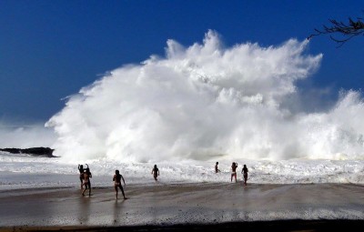Kauai Lifeguards Rescue Local Man In Huge Surf Off Lumahai
